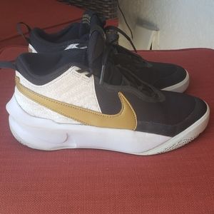 Nike Hustle DX - SU21 for boys, size 4.5 Y, black- gold
